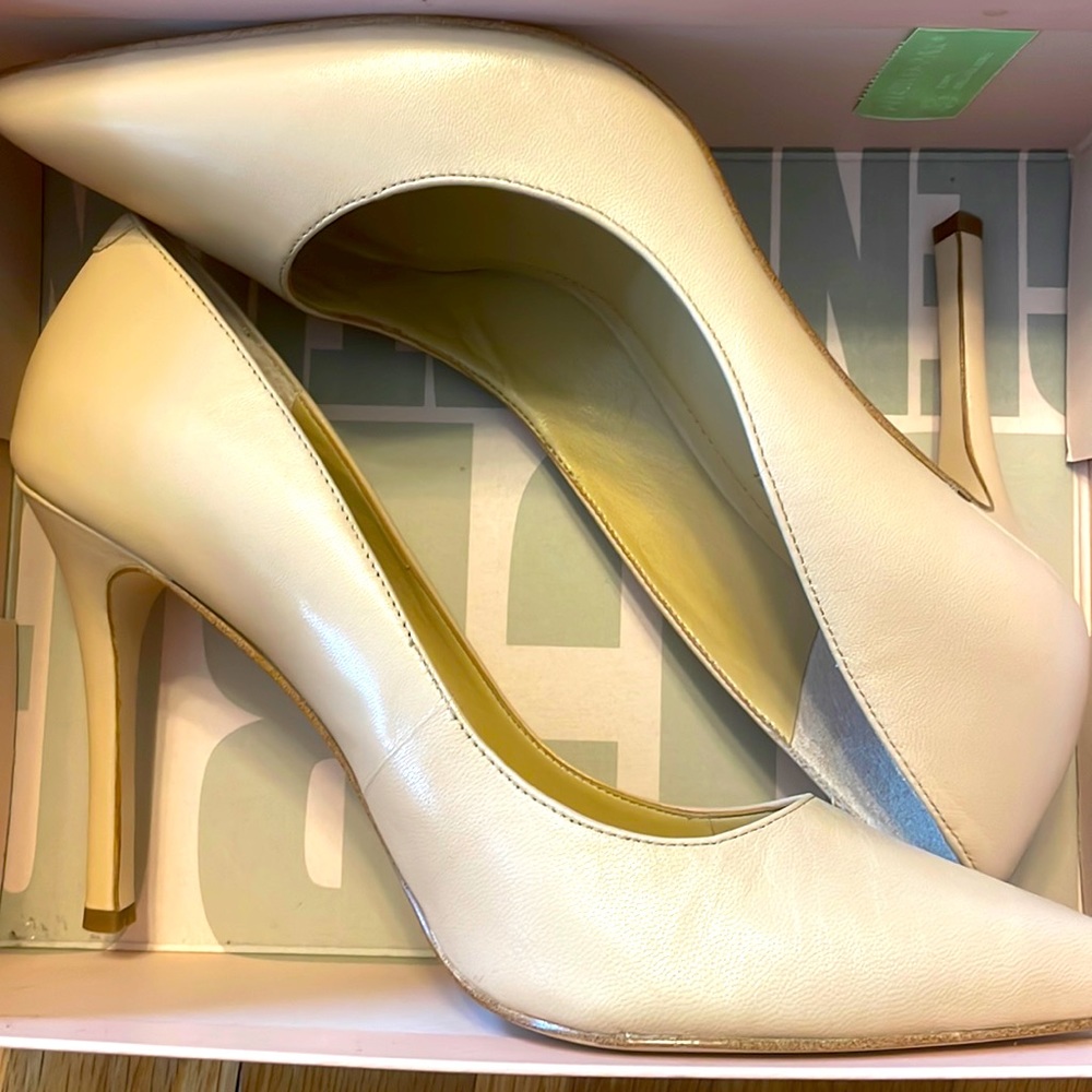 BCBG leather pumps in warm sand. Treasure style